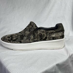 Clark’s collection Layton step slip on sneaker shoes women's